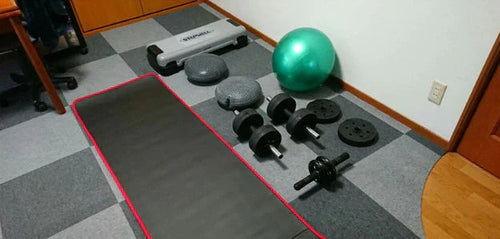 Estúdio de yoga com diversos tapetes