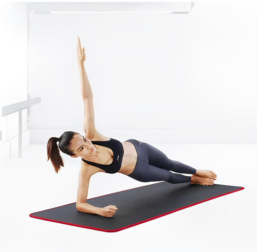 Mulher praticando yoga com tapete antiderrapante